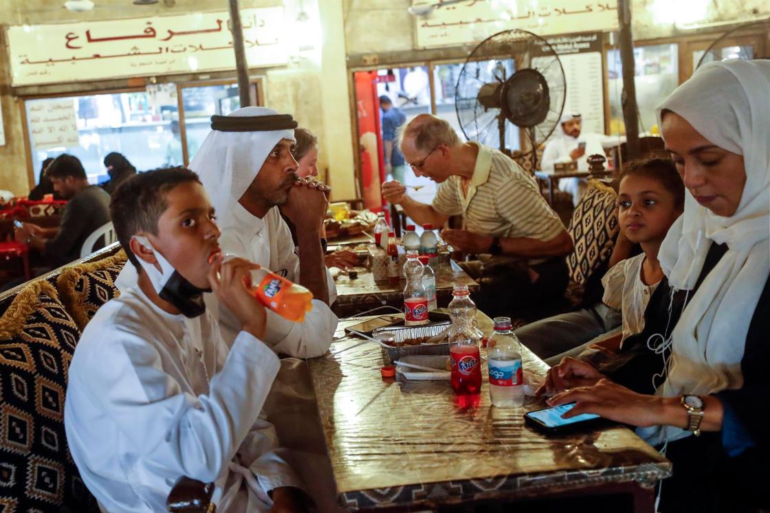 GRAF5479. DOHA, 04/11/2022.- Desde el arroz madrouba hasta el plato nacional machboos, pasando por los crepes locales regag o el guiso de marguga. En la comida catarí la tradición y las recetas milenarias juegan un papel fundamental , así como sus especias, en especial el singular Bezar, protagonista de la gran mayoría de sus platos más típicos. En la imagen, vista del restaurante Umm Rashid de Souq Waqif de la capital catarí. EFE/ Alberto Estévez
