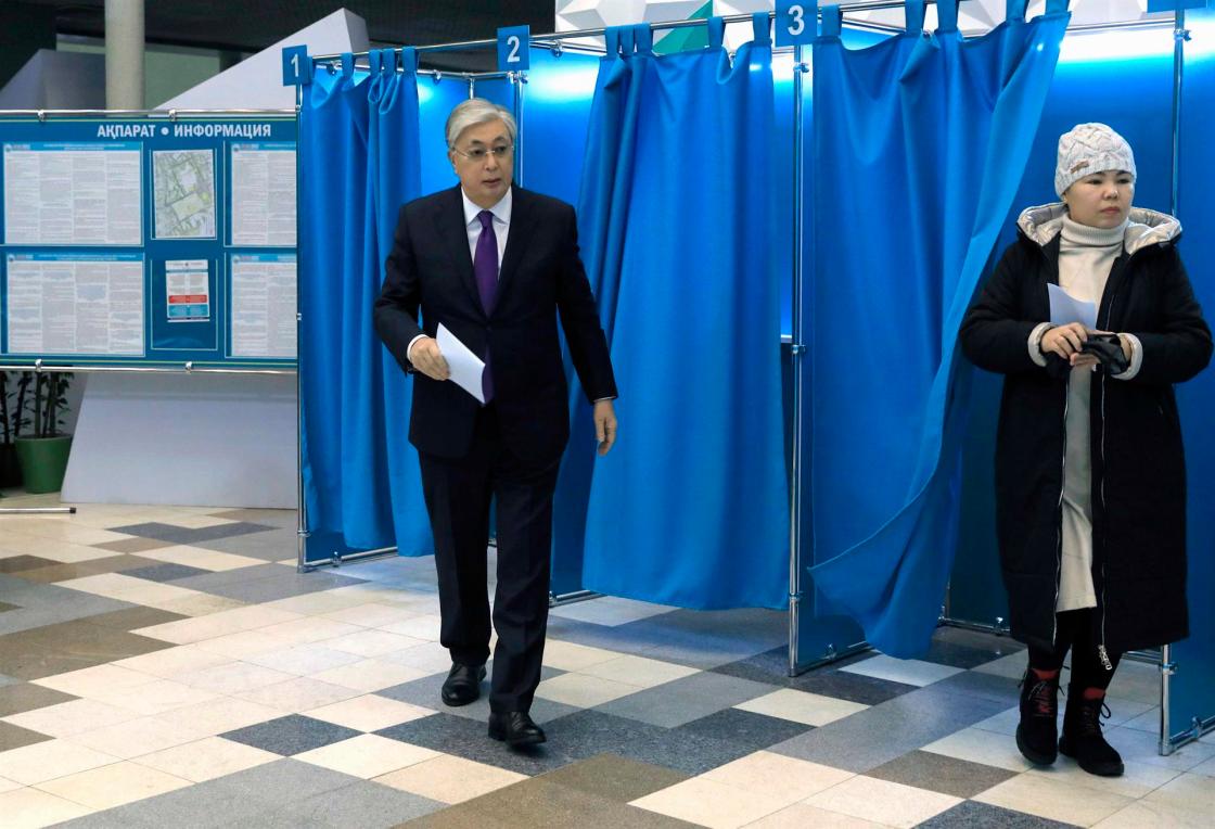A handout photo made available by Kazakhstan's President press service shows Kazakh President Kassym-Jomart Tokayev (L) casts his ballot during presidential elections at the polling station in Astana, Kazakhstan, 20 November 2022. EFE-EPA/KAZAKHSTAN PRESIDENT PRESS SERVICE/HANDOUT HANDOUT HANDOUT EDITORIAL USE ONLY/NO SALES