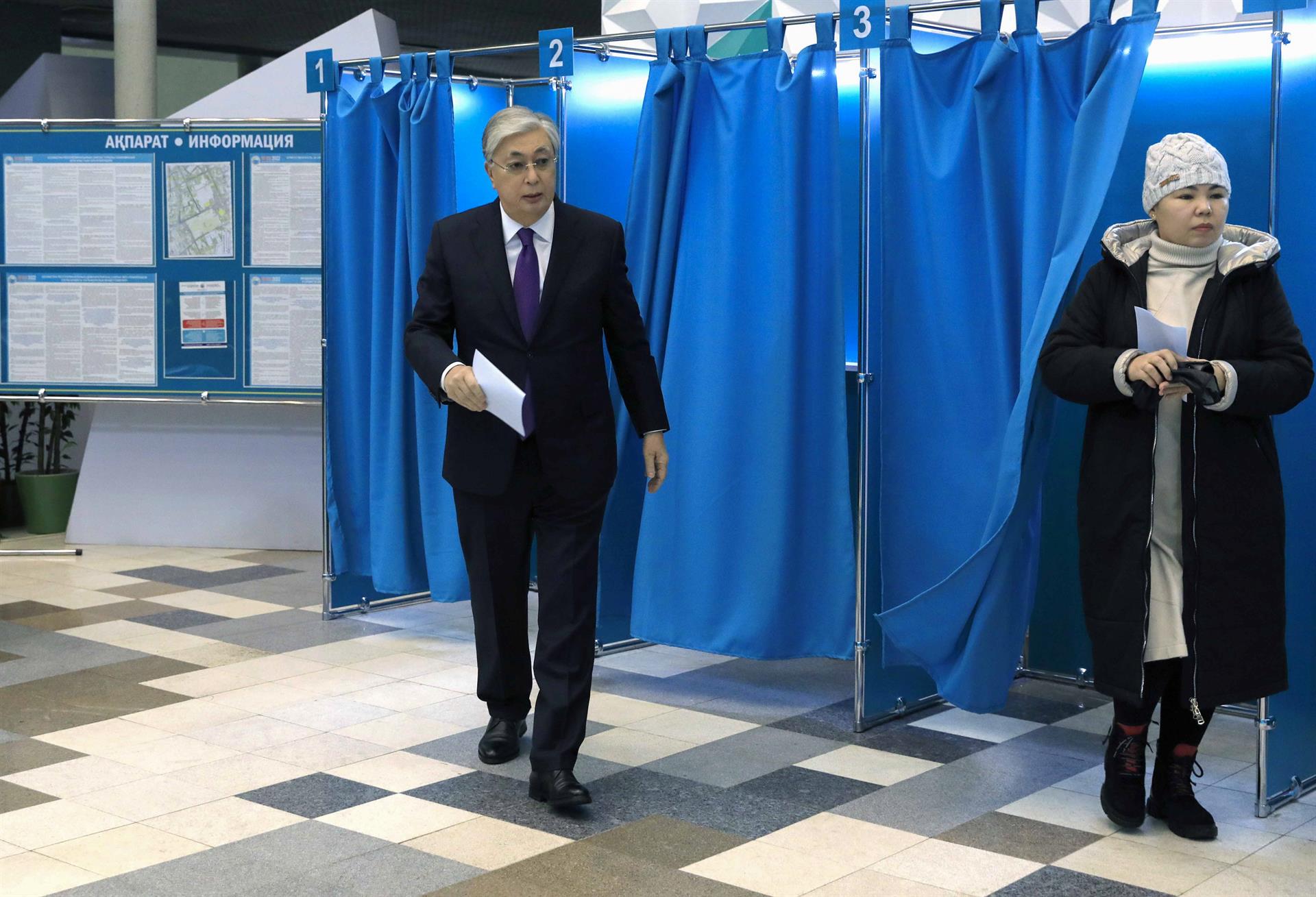 A handout photo made available by Kazakhstan's President press service shows Kazakh President Kassym-Jomart Tokayev (L) casts his ballot during presidential elections at the polling station in Astana, Kazakhstan, 20 November 2022. EFE-EPA/KAZAKHSTAN PRESIDENT PRESS SERVICE/HANDOUT HANDOUT HANDOUT EDITORIAL USE ONLY/NO SALES
