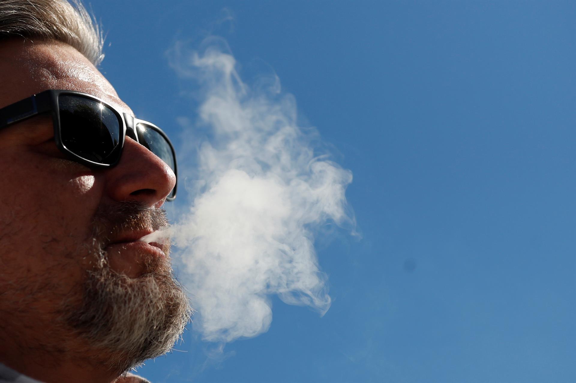 Fotografía de archivo de una persona mientras fuma un cigarrillo. EFE/Javier Lizón