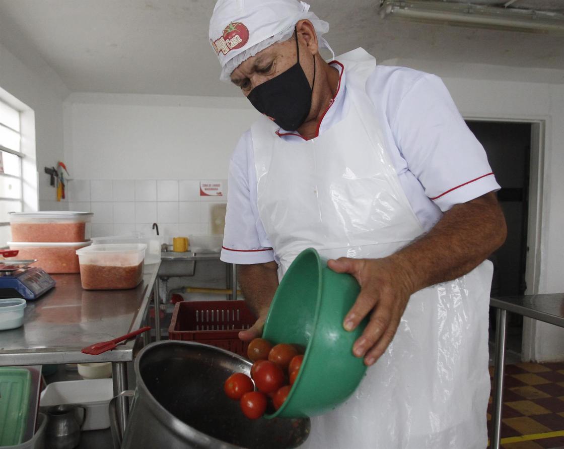 Un trabajador de la empresa Aliños vierte tomates en una taza, el 9 de noviembre de 2022, en Medellín (Colombia). EFE/ Luis Eduardo Noriega A.