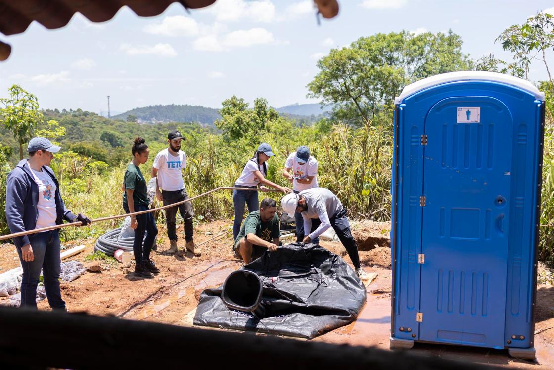 Trabajadores y voluntarios instalan sanitarios en la aldea Tekua Itakupe, una de las seis aldeas que forman parte de la reserva de Jaraguá, a las afueras de la zona metropolitana de Sao Paulo, (Brasil). EFE/ Isaac Fontana 