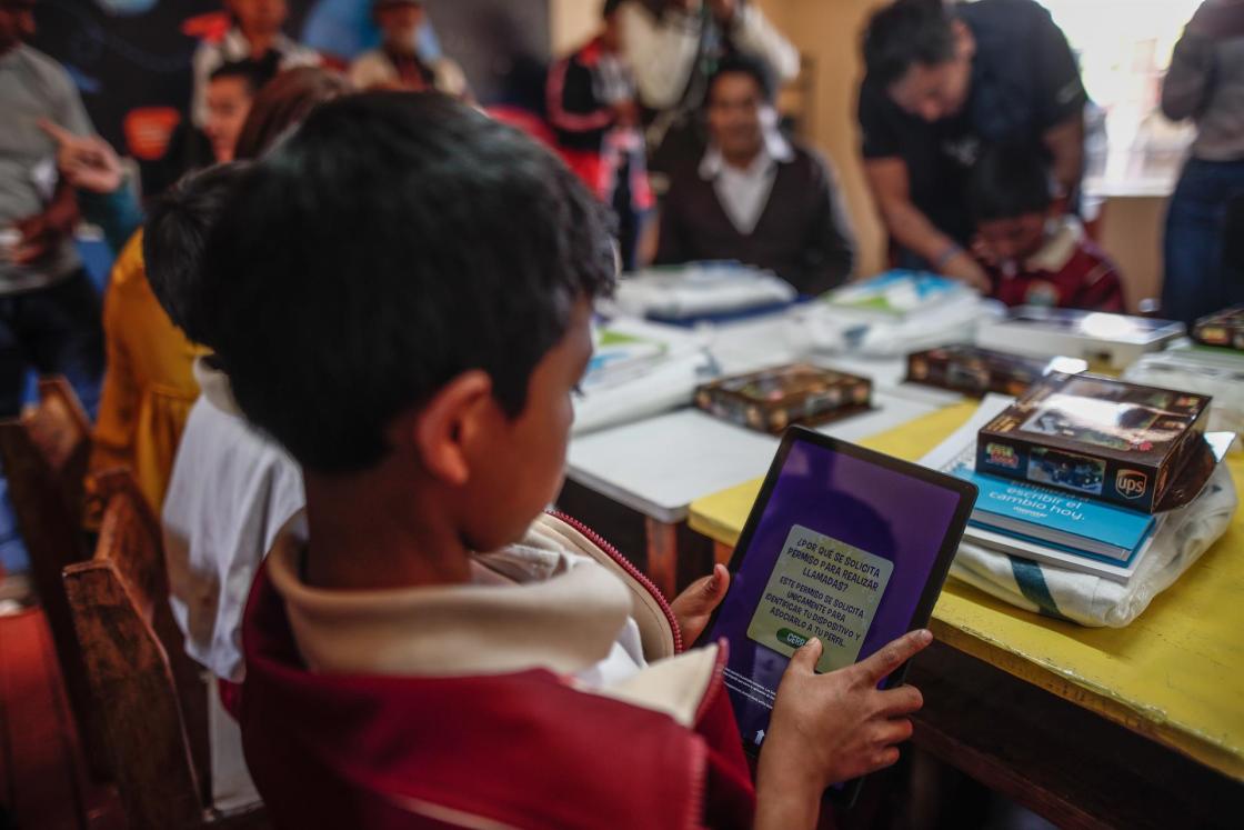 Seis niños corretean por el patio de su escuela, una escena que podría ser cotidiana si no fuera porque son los únicos alumnos del colegio de la comunidad de Huancalle, en el departamento peruano de Cuzco. En esta aldea, una nueva sala tecnológica atrae a los estudiantes que se marcharon y les abre una ventana al mundo. EFE/ Aldair Mejía