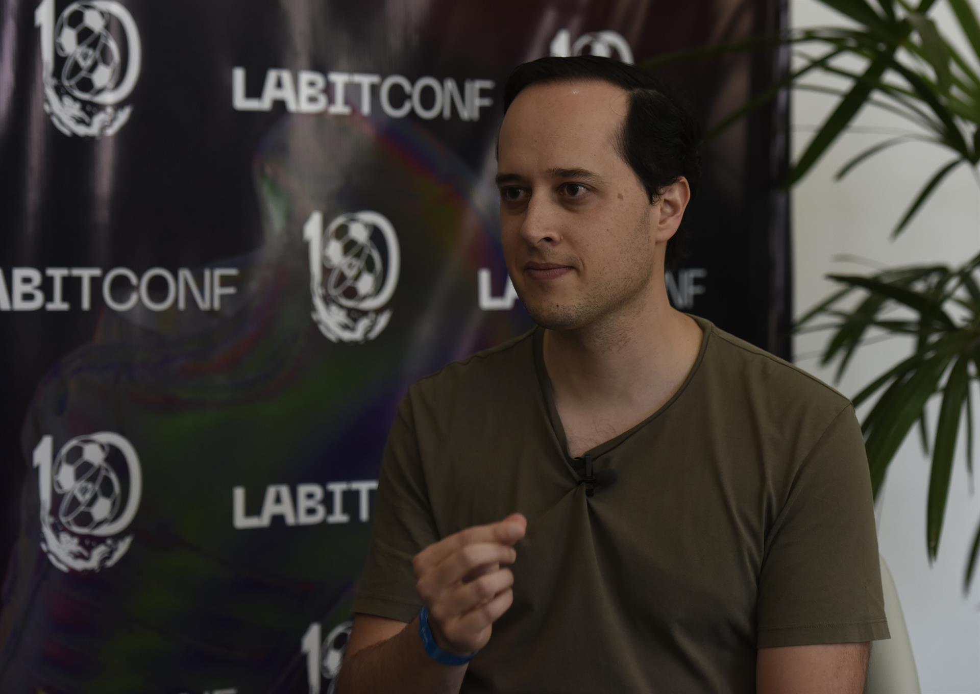 Daniel Vogel, CEO de Bitso, habla durante una entrevista con Efe en la décima edición de la Labitconf, en Buenos Aires (Argentina). EFE/Juan Ignacio Roncoroni