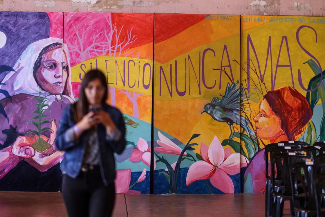 Fotografía de un mural en un congreso en el eje del Foro Feminista, antesala de la XV Conferencia Regional sobre la Mujer de América Latina y el Caribe, hoy, en Buenos Aires (Argentina). EFE/Juan Ignacio Roncoroni 
