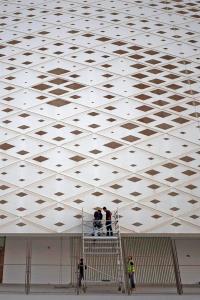 DOHA, 18/11/2022.- Los estadios del mundial de Qatar 2022 han sido la piedra angular de un proyecto faraónico que ha contado con los mejores arquitectos del mundo para reflejar el diseño vanguardista y aspectos de la cultura o la tradición del país, en una obra no exenta de polémica por las condiciones extremas de miles de trabajadores migrantes. En la imagen, el estadio Al Thumama.EFE/ Alberto Estevez
