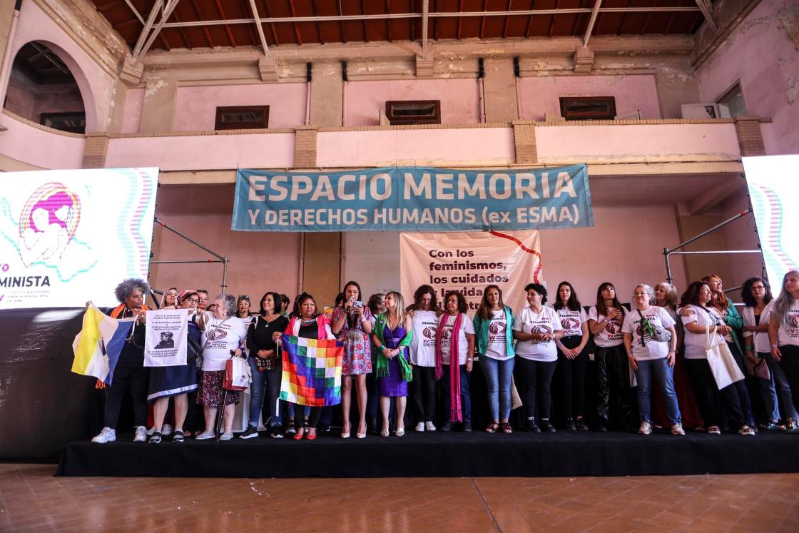 Varias mujeres participan en un congreso en el eje del Foro Feminista, antesala de la XV Conferencia Regional sobre la Mujer de América Latina y el Caribe, hoy, en Buenos Aires (Argentina). EFE/Juan Ignacio Roncoroni