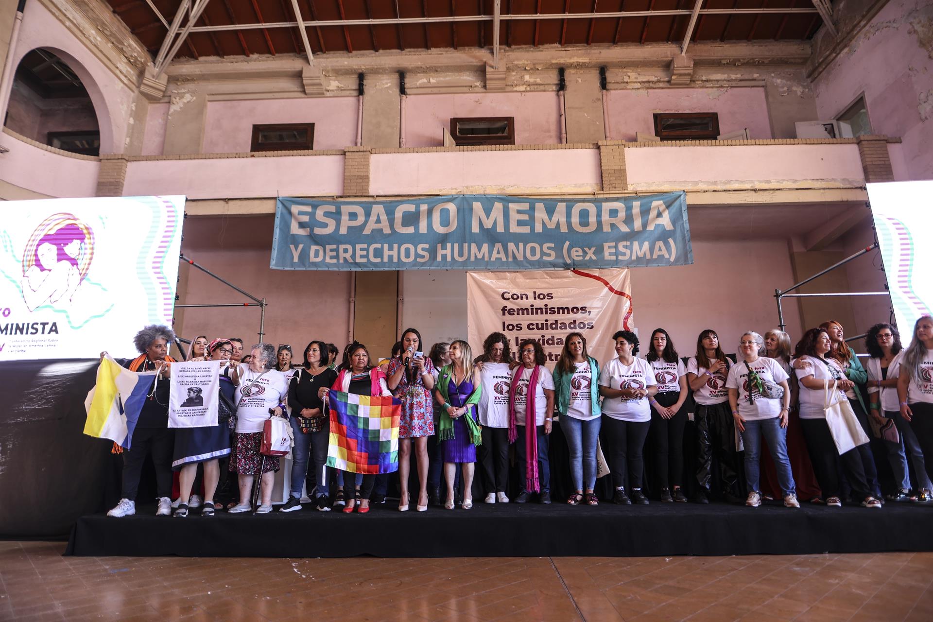 Varias mujeres participan en un congreso en el eje del Foro Feminista, antesala de la XV Conferencia Regional sobre la Mujer de América Latina y el Caribe, hoy, en Buenos Aires (Argentina). EFE/Juan Ignacio Roncoroni