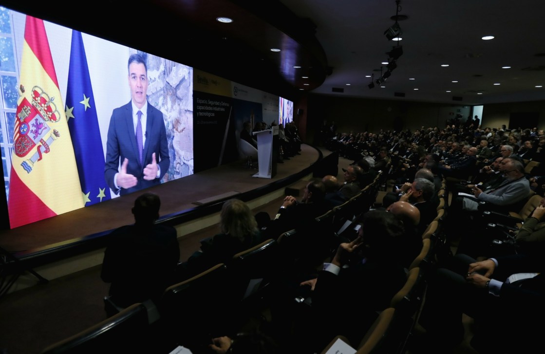 GRAFAND5288. SEVILLA, 22/11/2022.-El presidente del Gobierno, Pedro Sánchez, durante su intervención virtual en la inauguración del Congreso "Espacio, Seguridad y Defensa: Capacidades industriales y Tecnológicas. Space & Defense Industry Sevilla Summit ", que se celebra en dos jornadas, este martes 22 y mañana 23 de noviembre, donde profesionales de la defensa y la seguridad reivindican la tecnología como factor determinante en la disuasión de las nuevas amenazas híbridas, como la invasión de Ucrania por parte de Rusia, en el marco de la Unión Europea, en el Palacio de Congresos y Exposiciones de Sevilla (FIBES). EFE/José Manuel Vidal