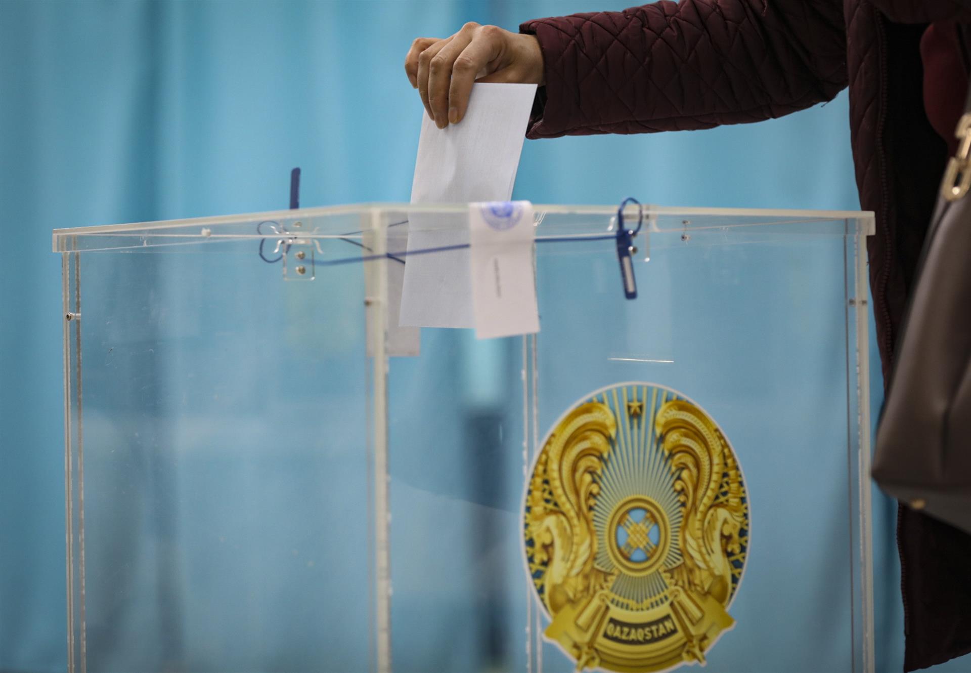 Almaty (Kazakhstan), 20/11/2022.- A woman casts her ballot during presidential elections at a polling station in Almaty, Kazakhstan, 20 November 2022. Kazakhstan holds early presidential elections. (Elecciones, Kazajstán) EFE/EPA/TIMUR BATYRSHIN