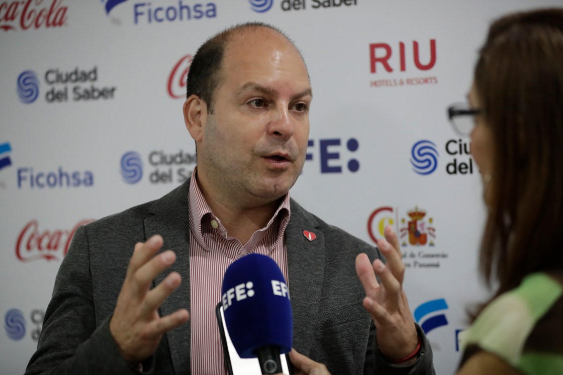 El gerente de Asuntos Públicos de Coca Cola para Centroamérica, William Segura, habla en entrevista con EFE el 15 de noviembre de 2022, en Ciudad de Panamá (Panamá). EFE/ Bienvenido Velasco 