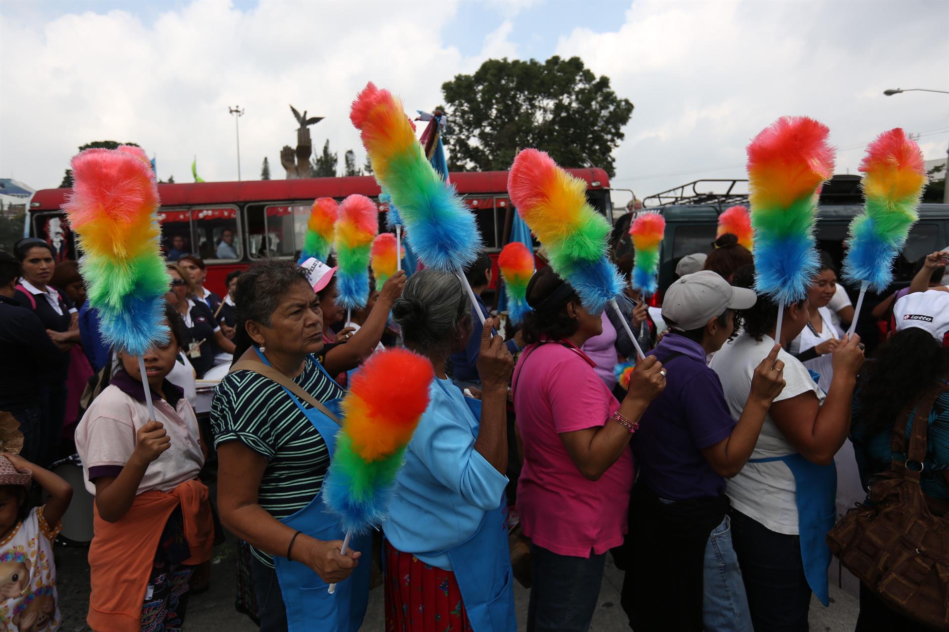 Fotografía de archivo fechada el 8 de marzo de 2016 de trabajadoras domesticas mientras participan en una manifestación para conmemorar el Día Internacional de la Mujer, en Ciudad de Guatemala (Guatemala).  EFE/ Esteban Biba
