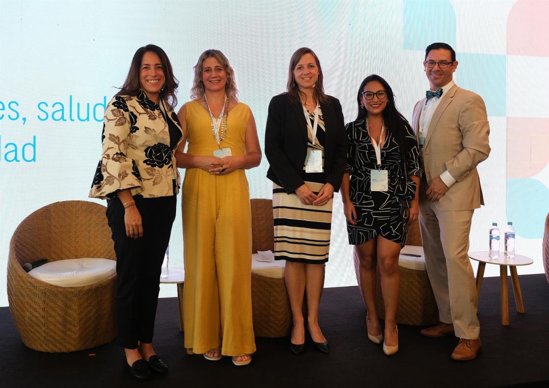 Fotografía cedida hoy por Roche muestra (i-d) a la directora regional de City Cancer Challenge, María Fernanda Navarro; la economista argentina experta en salud Natalia Jorgensen; la gerente general de Roche Perú, Bettina Zimmerman; Indyra Oropeza, paciente peruana de cáncer; y el integrante del Instituto de investigación de Emerson Clinical, Fabián Sandoval, durante el foro Innovación para la atención de la salud centrada en la mujer en Cartagena (Colombia). EFE/Roche