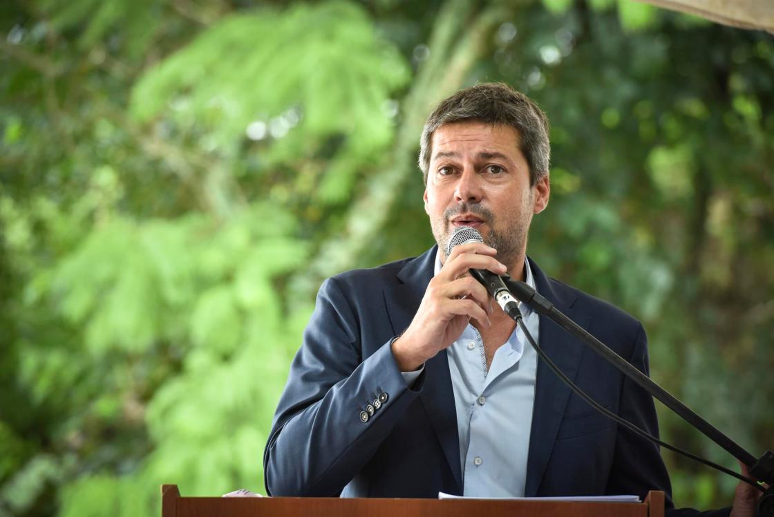 Fotografía cedida por el Ministerio de Turismo de Argentina que muestra al titular de dicha cartera, Matías Lammens, mientras pronuncia un discurso. EFE/ Guillermo Llamos / 