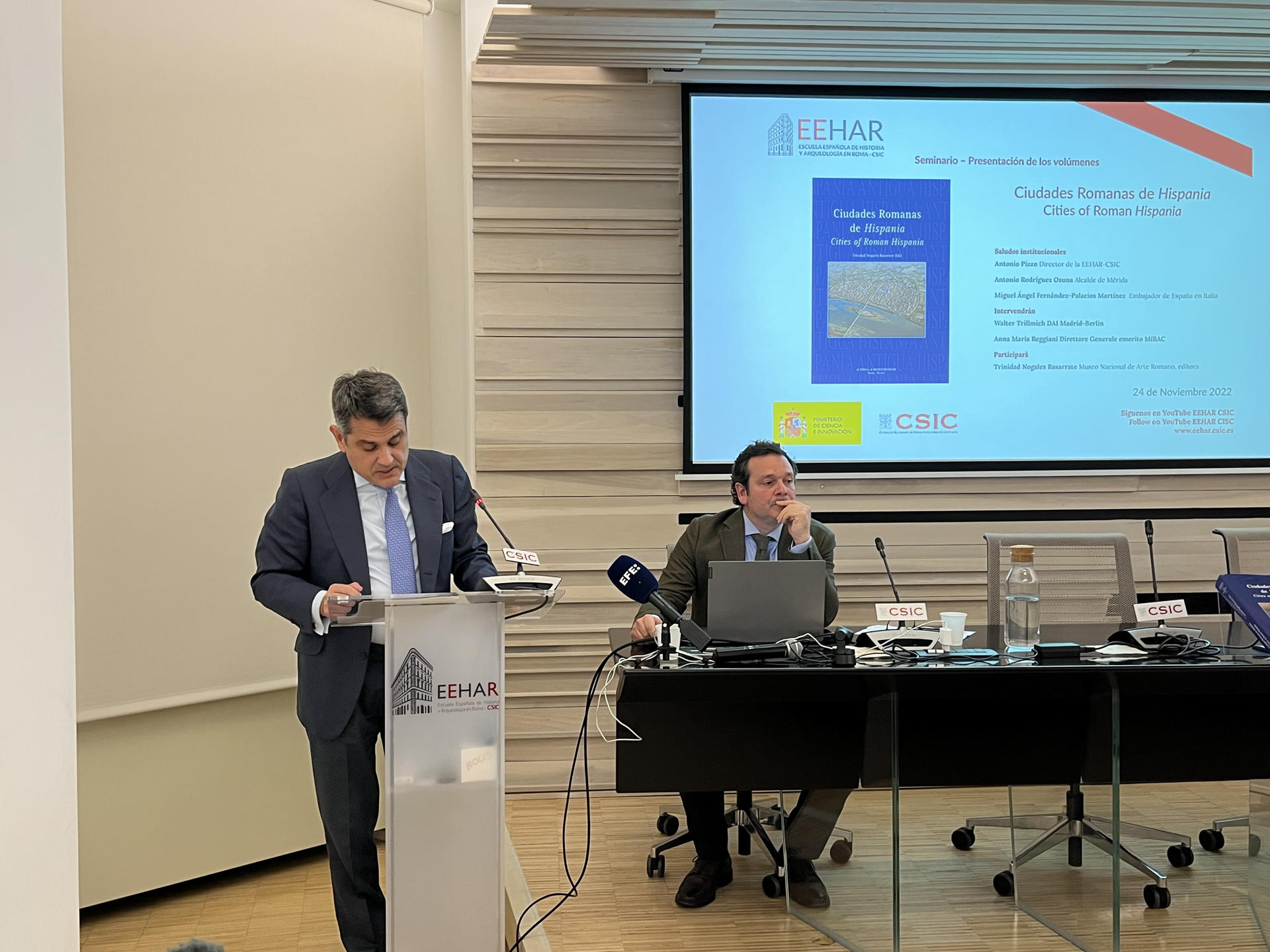 ROMA, 24/11/2022.-Mérida, apodada informalmente como la Roma de España, fue protagonista este jueves de la presentación en la capital italiana del libro "Ciudades Romanas de Hispania", que reúne en dos volúmenes los hallazgos arqueológicos de más de 60 ciudades de la península Ibérica. El alcalde de Mérida, Antonio Rodríguez Osuna, acudió al acto junto al embajador español en Italia, Miguel Ángel Fernández-Palacios, y un nutrido grupo de arqueólogos italianos y españoles que se interesaron por los vínculos de la capital extremeña con la capital italiana.EFE/Javier Romualdo