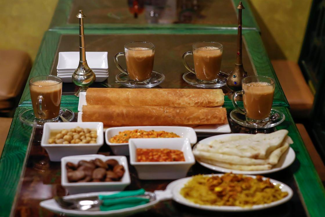 GRAF5472. DOHA, 04/11/2022.- Detalle de una degustación de platos tradicionales en el restaurante Al-Qassabi, propiedad de la cocinera Shams Al-Qassabi, quizás una de las mujeres más empoderadas, respetadas, humildes y ejemplares de todo el emirato que comenzó de cero, rayando limones de su cortijo para hacer condimentos para sus vecinos. EFE/ Alberto Estévez