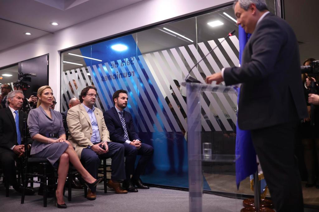 La primera dama Fabiola Yáñez (i) participa en la inauguración de las oficinas del Banco Centroamericano de Integración Económica (BCIE), el 31 de octubre de 2022, en Buenos Aires (Argentina). EFE/ Juan Ignacio Roncoroni
