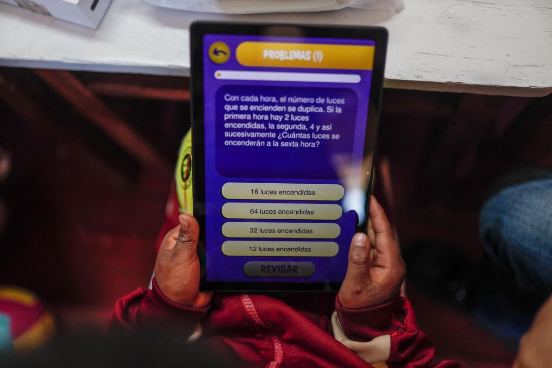 Alumnos del colegio 5042 Huancalle utilizan una tablet con conexión a internet el 14 de noviembre de 2022, en Huancalle-Cuzco (Perú). EFE/ Aldair Mejía 