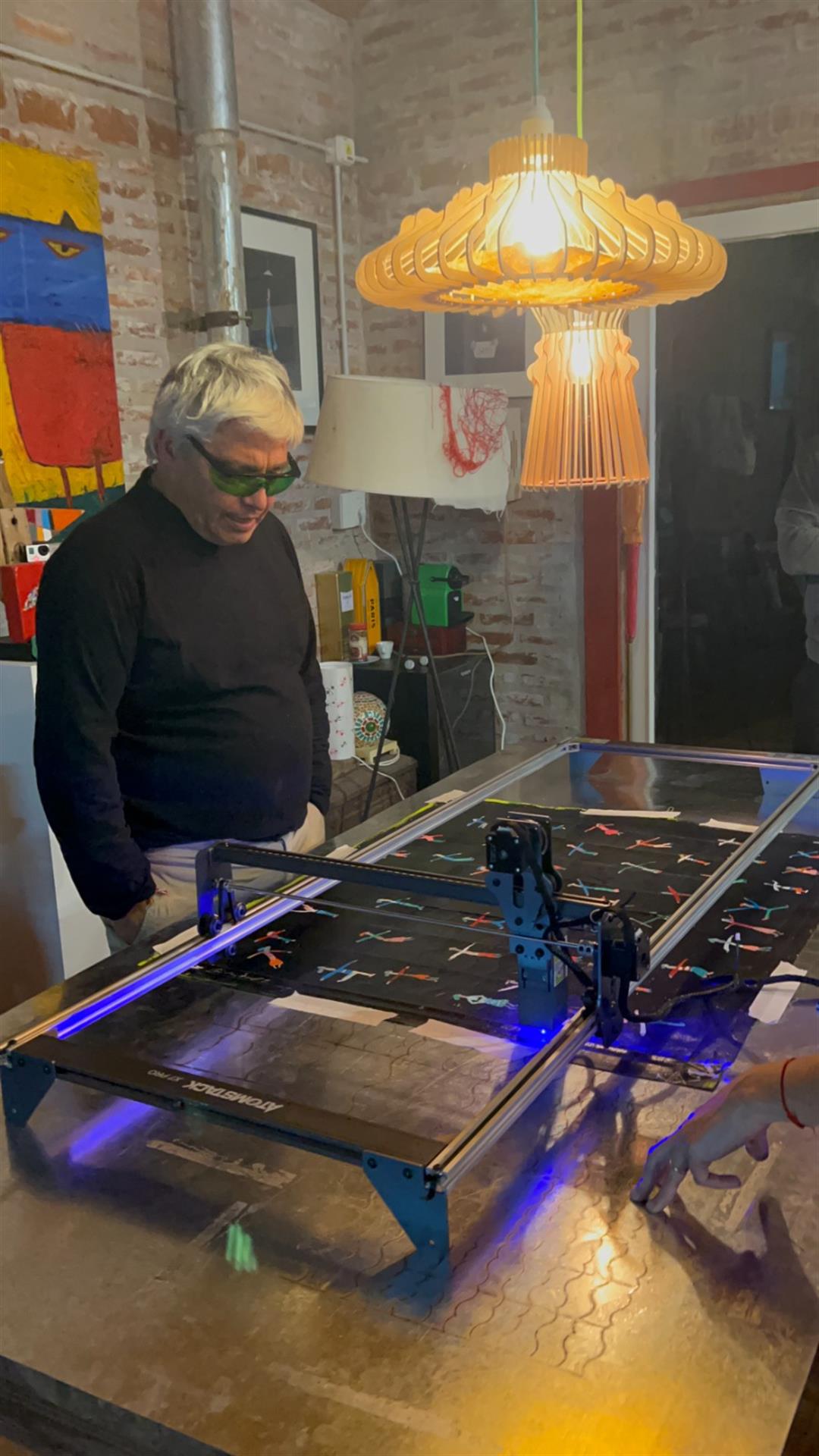 Fotografía cedida por Nektra S.A que muestra al artista Felipe Gimenez mientras utiliza una máquina que escanea y corta con láser una pieza de arte, en Miami (Estados Unidos).EFE/ Nektra S.a / 