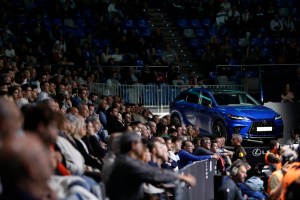 MÁLAGA, 23/11/2022.- La marca de automóviles Lexus, una de las patrocinadoras principales de la Copa Davis 2022 y vehículo oficial del torneo, ha puesto más de cien vehículos híbridos y eléctricos a disposición de este evento deportivo para transportar a los equipos y a los jugadores de las selecciones que compiten. la mayoría de coches que ofrecen son de los modelos RX, NX, ES y UX. EFE/ Jorge Zapata