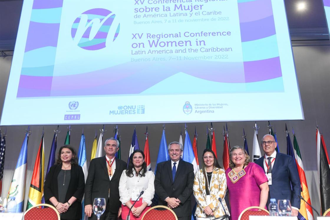 Fotografía cedida por la Presidencia argentina que muestra al presidente de Argentina, Alberto Fernández, mientras posa durante la inauguración de la XV Conferencia Regional sobre la Mujer de América Latina y el Caribe hoy, en Buenos Aires (Argentina). EFE/María Eugenia Cerutti/Presidencia de Argentina