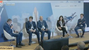 En una mesa redonda del Space & Defense Industry Sevilla Summit, han intervenido Fernando Mato, director general de Sistemas de Misiles de España (SMS); Fernando Fernández, Director de Tecnología de Escribano Mechanical & Engineering; Cristina Abad, directora de Sistemas de Navantia, y Víctor López, director de Desarrollo de Negocio, GDELS-Santa Bárbara Sistemas.
