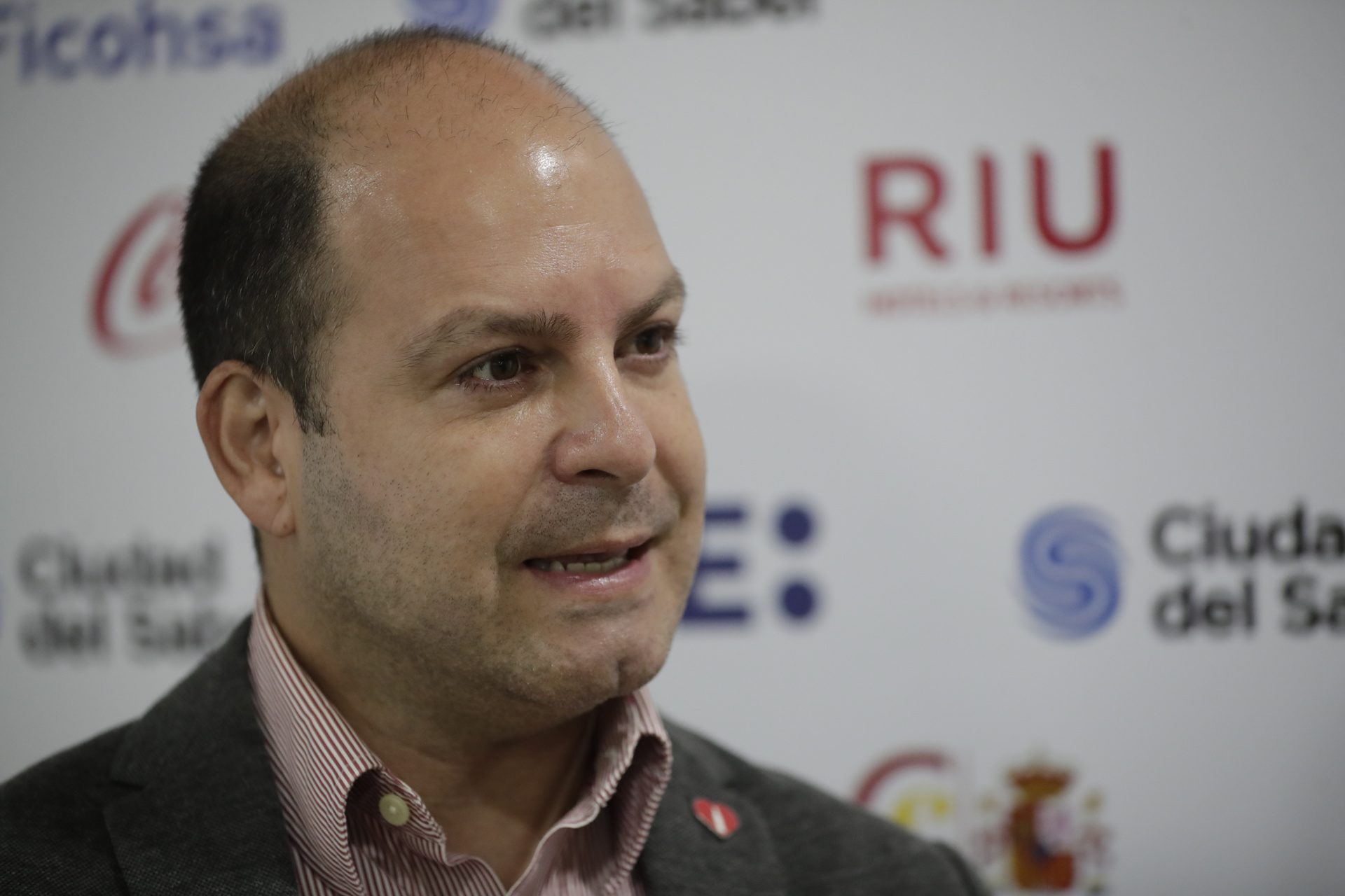El gerente de Asuntos Públicos de Coca Cola para Centroamérica, William Segura, habla en entrevista con EFE el 15 de noviembre de 2022, en Ciudad de Panamá (Panamá). EFE/ Bienvenido Velasco