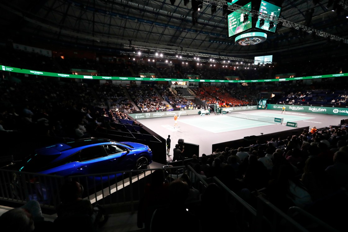 MÁLAGA, 23/11/2022.- La marca de automóviles Lexus, una de las patrocinadoras principales de la Copa Davis 2022 y vehículo oficial del torneo, ha puesto más de cien vehículos híbridos y eléctricos a disposición de este evento deportivo para transportar a los equipos y a los jugadores de las selecciones que compiten. la mayoría de coches que ofrecen son de los modelos RX, NX, ES y UX. EFE/ Jorge Zapata