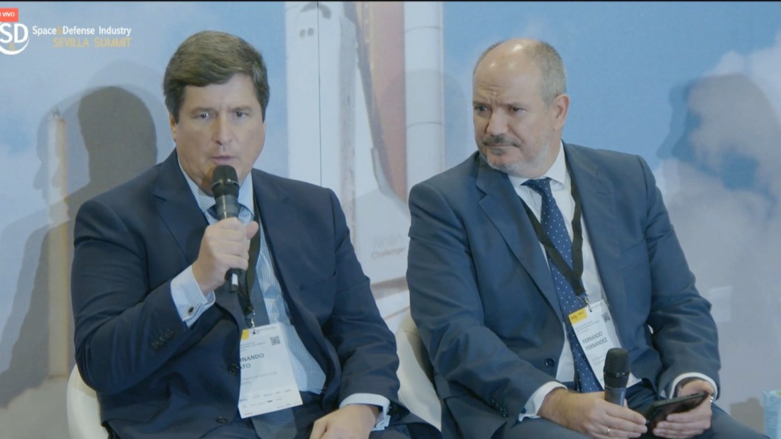 Fernando Fernández, Director de Tecnología de Escribano Mechanical & Engineering; y Víctor López, director de Desarrollo de Negocio, GDELS-Santa Bárbara Sistemas, en el Space & Defense Industry Sevilla Summit.