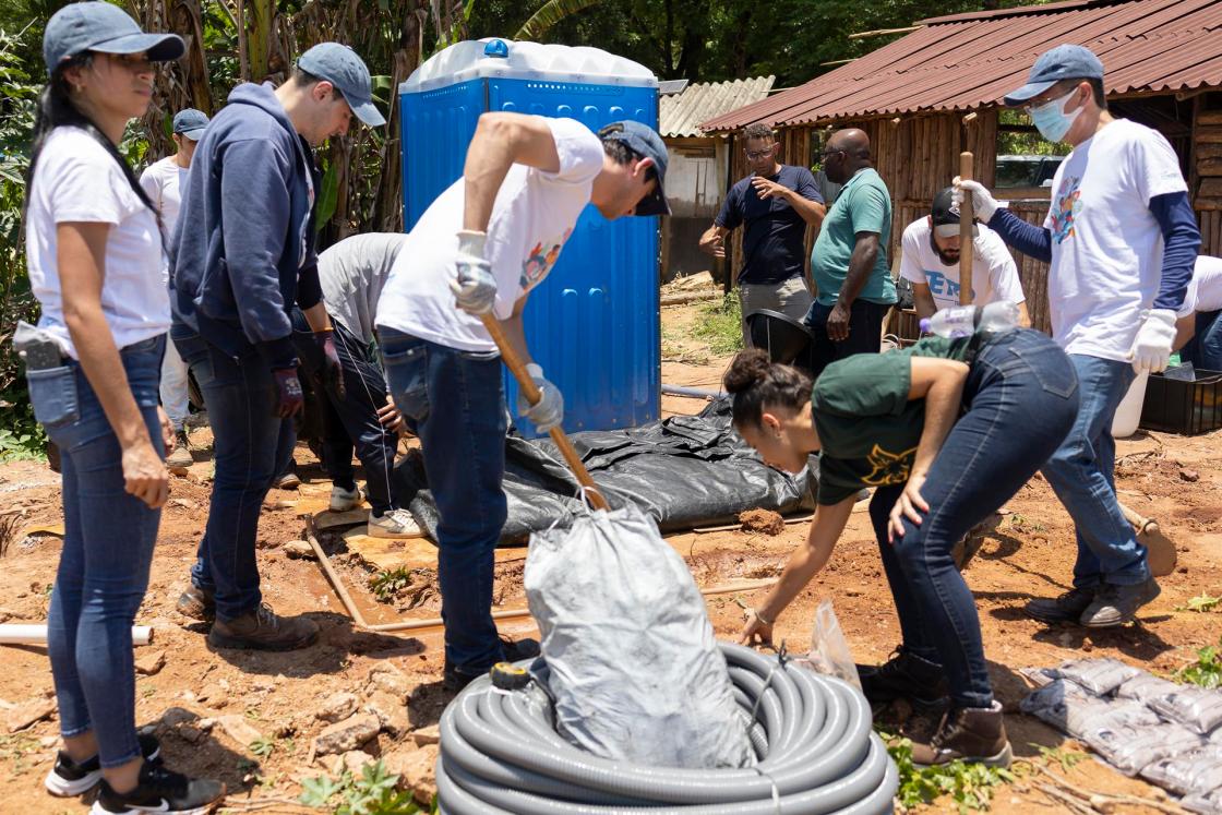 Trabajadores y voluntarios instalan sanitarios en la aldea Tekua Itakupe, una de las seis aldeas que forman parte de la reserva de Jaraguá, a las afueras de la zona metropolitana de Sao Paulo, (Brasil). EFE/ Isaac Fontana