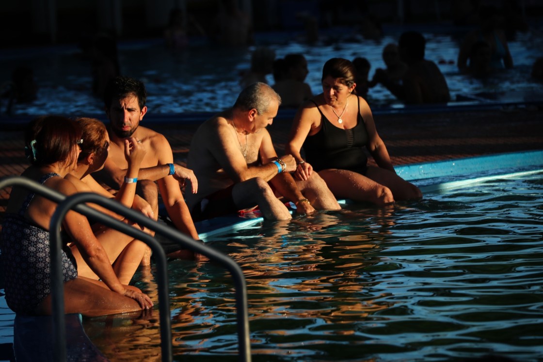 Fotografía de archivo. Personas se bañan en las Termas del Daymán, el 13 de abril de 2019, en Salto (Uruguay). EFE/Sarah Yáñez-Richards