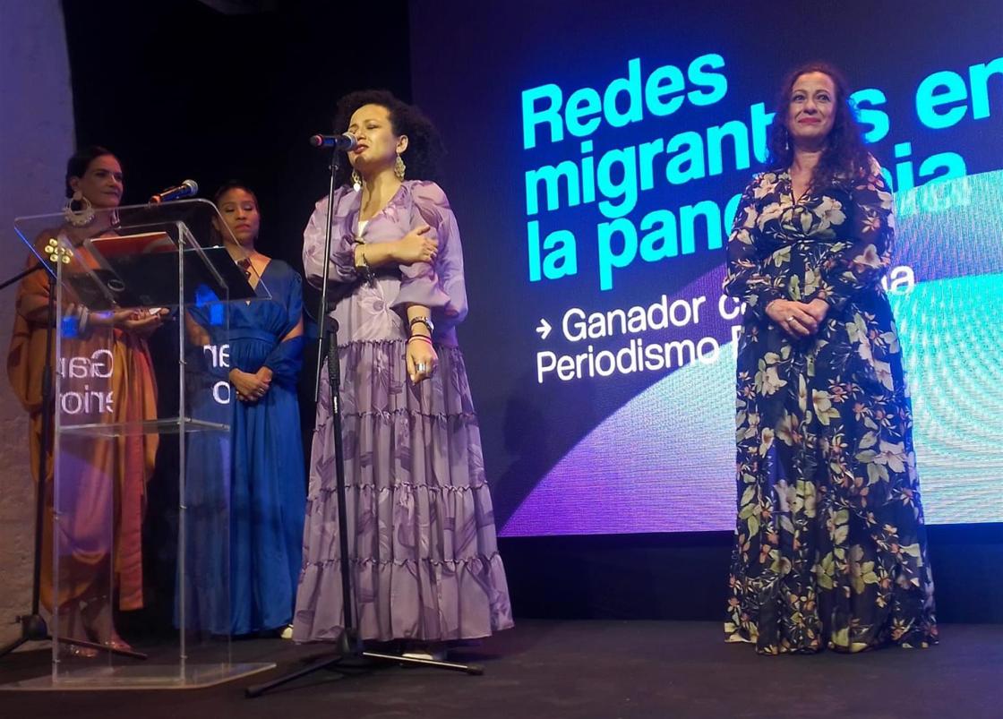 Las periodistas Nadia Sanders (i) y Patricia Mercado(d) hoy, durante la décima edición del Premio Roche de Periodismo de Salud, en sus modalidades periodismo sonoro, cobertura diaria y periodismo digital, que fueron entregados la noche de este miércoles en la ciudad colombiana de (Cartagena). EFE/Cristina Sánchez