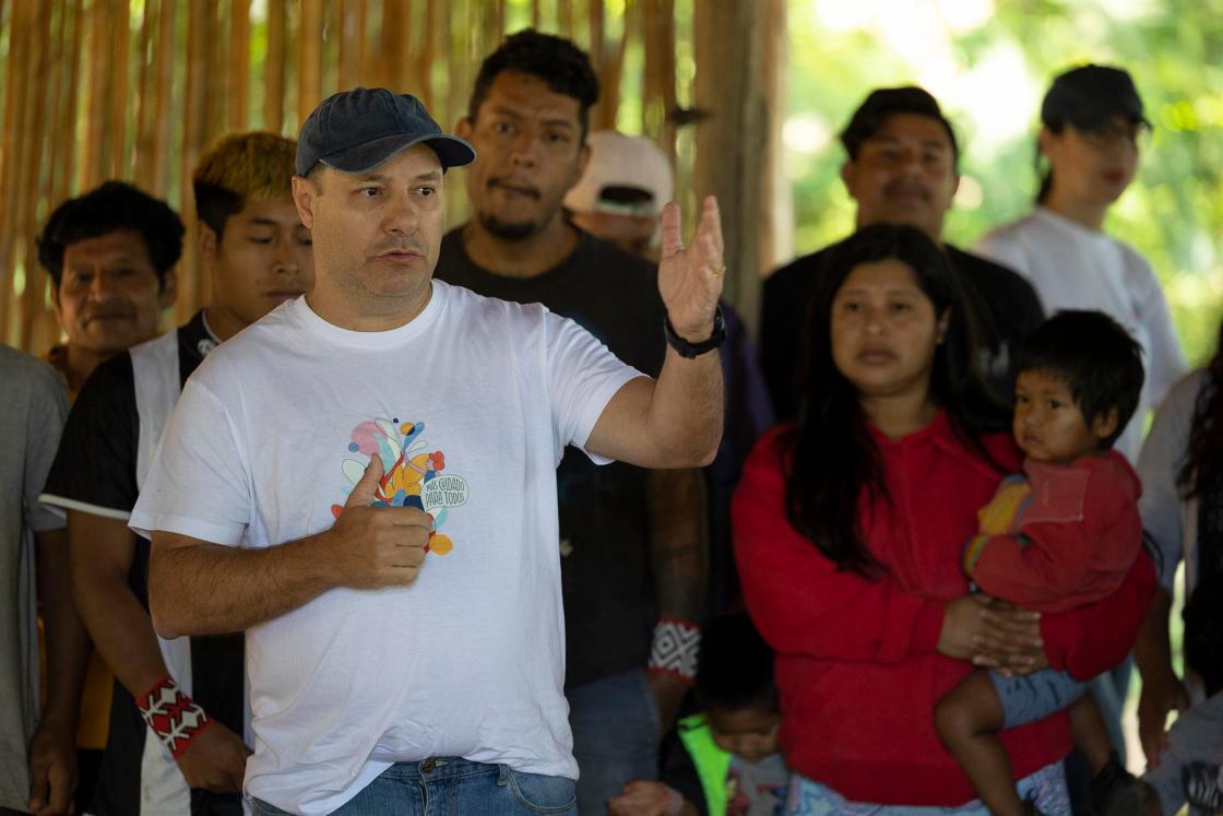 El director general de Softys en Brasil, Luis Delfim, habla el 19 de noviembre de 2022 durante la instalación de sanitarios en la aldea Tekua Itakupe, una de las seis aldeas que forman parte de la reserva de Jaraguá, a las afueras de la zona metropolitana de Sao Paulo (Brasil). EFE/ Isaac Fontana 