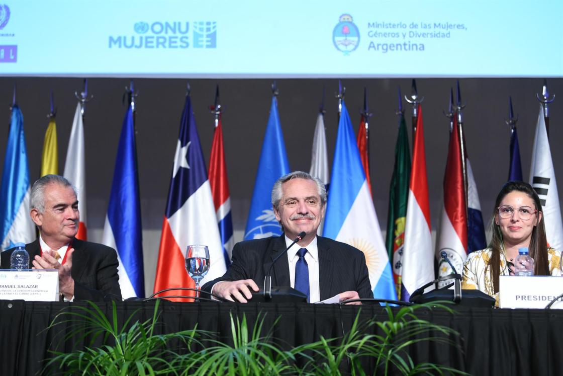 Fotografía cedida por la Presidencia argentina que muestra al presidente de Argentina, Alberto Fernández, mientras participa en la inauguración de la XV Conferencia Regional sobre la Mujer de América Latina y el Caribe hoy, en Buenos Aires (Argentina). EFE/María Eugenia Cerutti/Presidencia de Argentina 