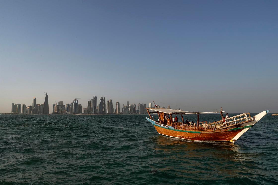 GRAF7716. DOHA, 08/11/2022.- Conservador, multicultural, acogedor y seguro. Así es Catar, un pequeño país de contrastes con menos de tres millones de personas de los que un 80% son extranjeros y que, en apenas unas semanas, acogerá el Mundial de fútbol, su gran baza para abrirse al mundo y demostrar su sorprendente evolución social, cultural y económica. En la imagen, vista de los edificios de West Bay, la zona de los rascacielos de Doha (Catar), desde el muelle pesquero de Corniche. EFE/ Alberto Estévez