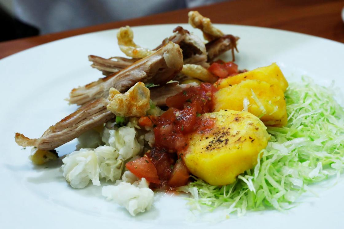 Fotografía de un plato de Hornado que hace parte de la muestra de gastronomía ecuatoriana en el Bogotá Madrid Fusión (BMF), el 2 de diciembre de 2022, en Bogotá (Colombia). EFE/ Carlos Ortega