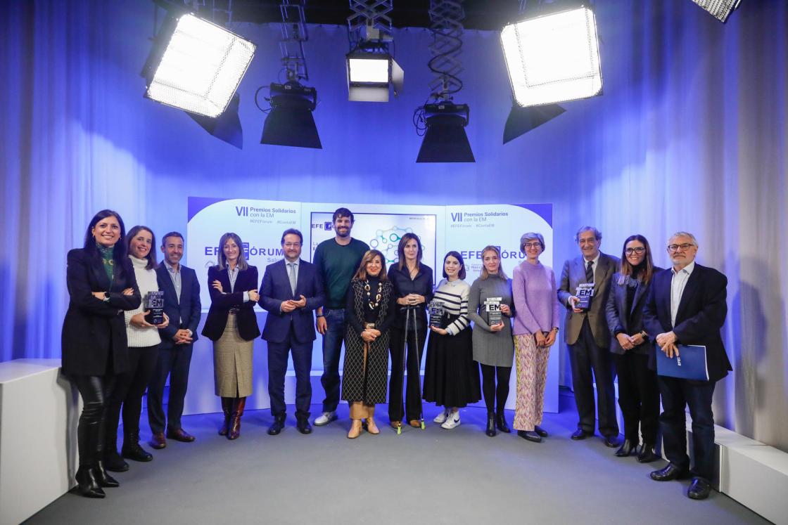 Foto de familia de los galardonados con los Premios Solidarios con la Esclerosis Múltiple, organizados por la Fundación Merck Salud, este jueves en la sede de la Agencia Efe, en Madrid. EFE/David Fernández