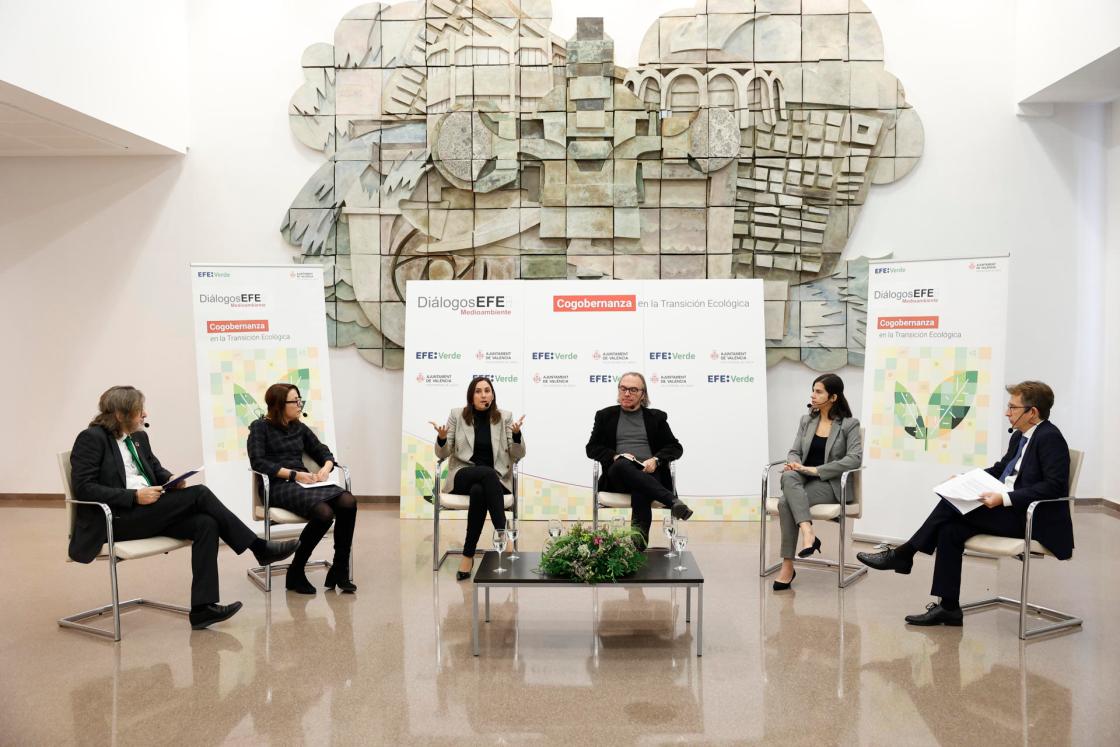 Un momento del encuentro informativo 'Cogobernanza en la transición ecológica', celebrado en el marco de los Diálogos EFE Medio Ambiente, en el que han participado, de izquierda a derecha, el director de EFEVerde, Arturo Larena; la directora del área técnica de la Confederación Empresarial Valenciana (CEV), Elisa del Río; la concejala de Ciclo Integral del Agua del Ajuntament de València, Elisa Valía; el decano del Colegio de Arquitectos de la Comunitat Valenciana, Luis Sendra;  la directora del grupo de Meteorología y Climatología del Centro de Estudios Ambientales del Mediterráneo (CEAM), Samira Khodayar, y el delegado de EFE en la Comunitat Valenciana, Adolfo Ibarra. EFE/ Biel Aliño