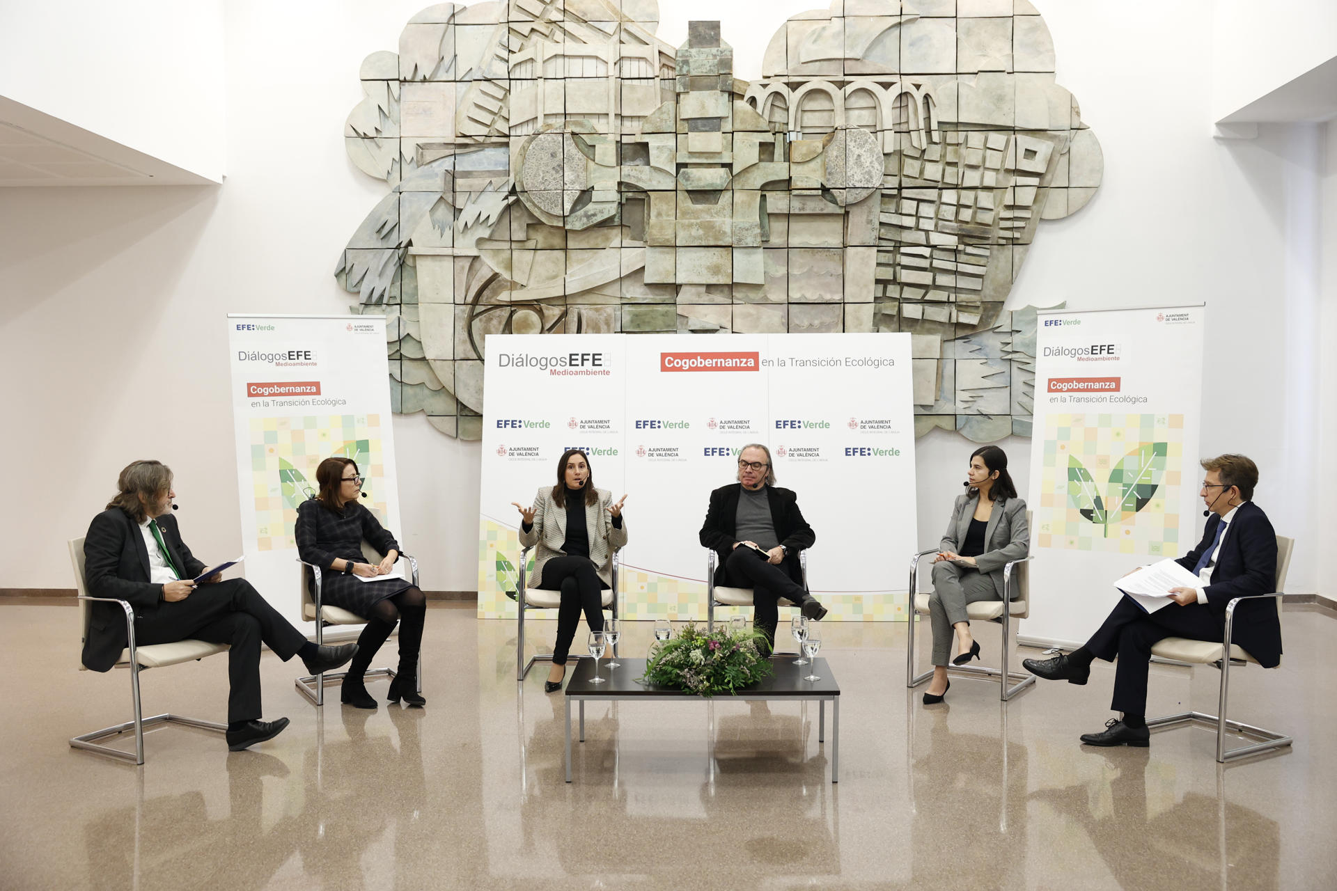 Un momento del encuentro informativo 'Cogobernanza en la transición ecológica', celebrado en el marco de los Diálogos EFE Medio Ambiente, en el que han participado, de izquierda a derecha, el director de EFEVerde, Arturo Larena; la directora del área técnica de la Confederación Empresarial Valenciana (CEV), Elisa del Río; la concejala de Ciclo Integral del Agua del Ajuntament de València, Elisa Valía; el decano del Colegio de Arquitectos de la Comunitat Valenciana, Luis Sendra;  la directora del grupo de Meteorología y Climatología del Centro de Estudios Ambientales del Mediterráneo (CEAM), Samira Khodayar, y el delegado de EFE en la Comunitat Valenciana, Adolfo Ibarra. EFE/ Biel Aliño