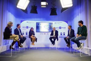 MADRID, 15/12/2022.- La presidenta ejecutiva de la Fundación Merck Salud, Carmen González Madrid (3i) junto al director de EFE Salud, Javier Tovar (3d), entre otros, durante la entrega de la VII edición de los Premios Solidarios con la Esclerosis Múltiple, organizados por la Fundación Merck Salud, este jueves en la sede de la Agencia Efe, en Madrid. EFE/David Fernández