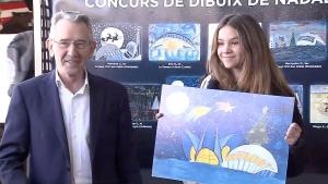 En la imagen, el director del CAC, Antonio Torres junto a la ganadora del concuso de dibujo de Navidad que celebra la Ciudad de las Artes y las Ciencias de Valencia