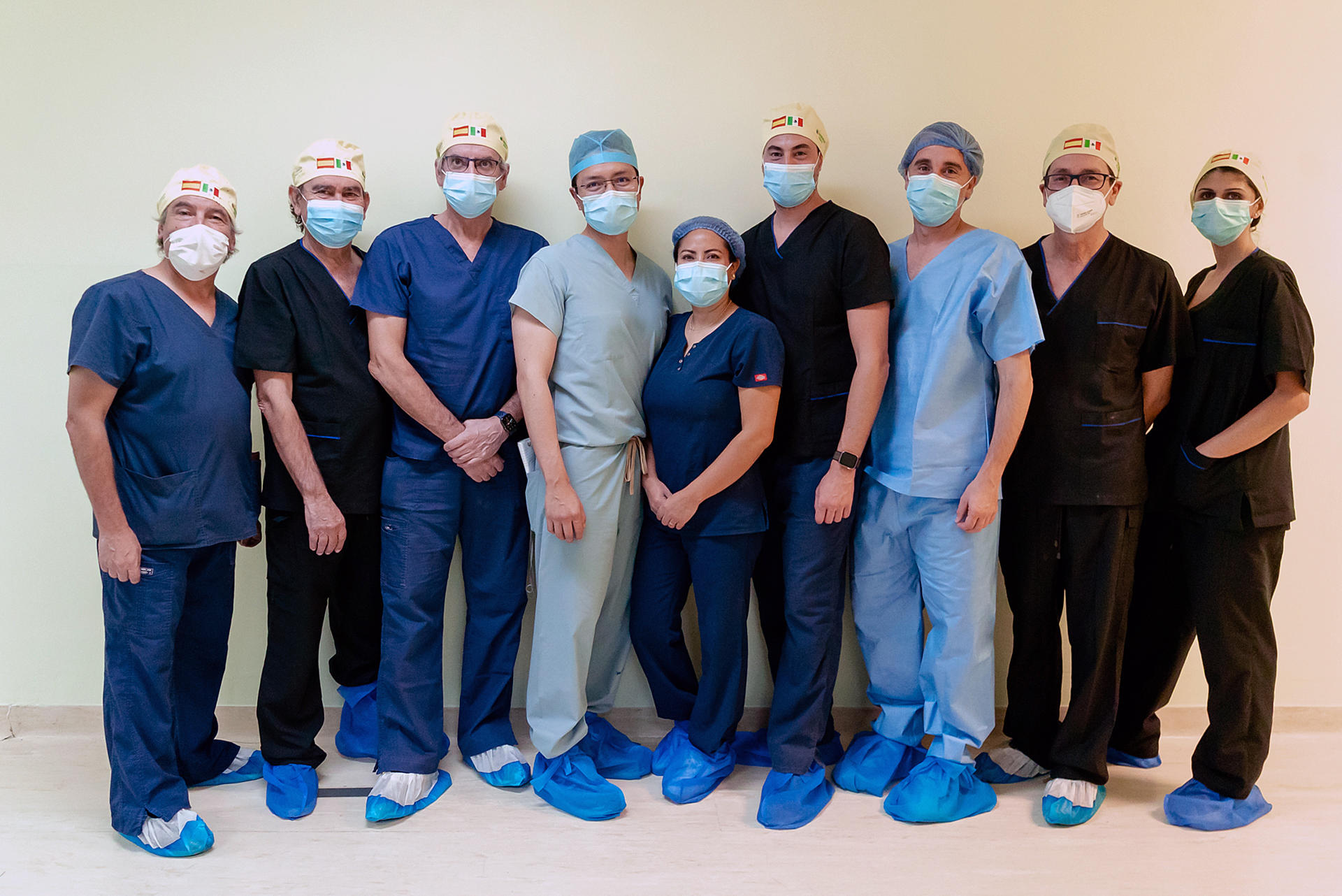Fotografía sin fecha cortesía de Iberdrola México, donde se observa a médicos españoles de la Fundación Miguel Litton y los ganadores de la beca Brigadas Urológicas en el HRAE, mientras posan para una fotografía en Oaxaca (México). EFE/ Iberdrola México SOLO USO EDITORIAL SOLO DISPONIBLE PARA ILUSTRAR LA NOTICIA QUE ACOMPAÑA (CRÉDITO OLBLIGATORIO)