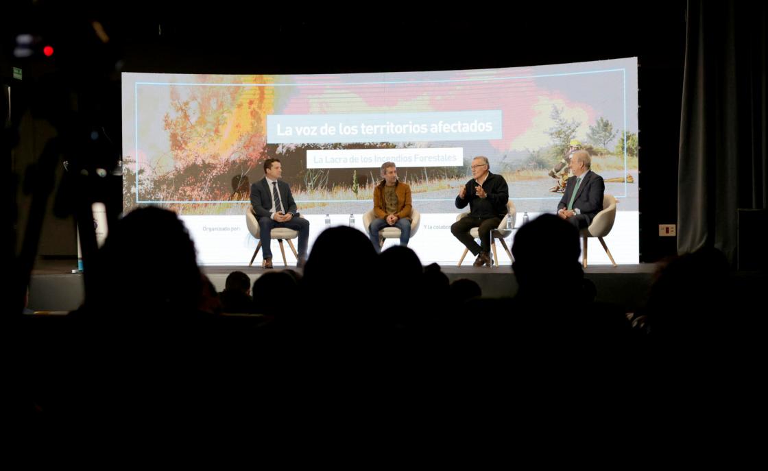 CULLEREDO (A CORUÑA), 13/12/2022.- Mesa redonda compartida por José Ramón Romero (i), alcalde de Boiro, Alfredo García (2d), alcalde de O Barco de Valdeorras y Peter Brea (2i), exbombero forestal, enmarcada en la jornada 'La lacra de los incendios forestales', del Foro Next Educación que preside Manuel Campo Vidal (d). EFE/Cabalar