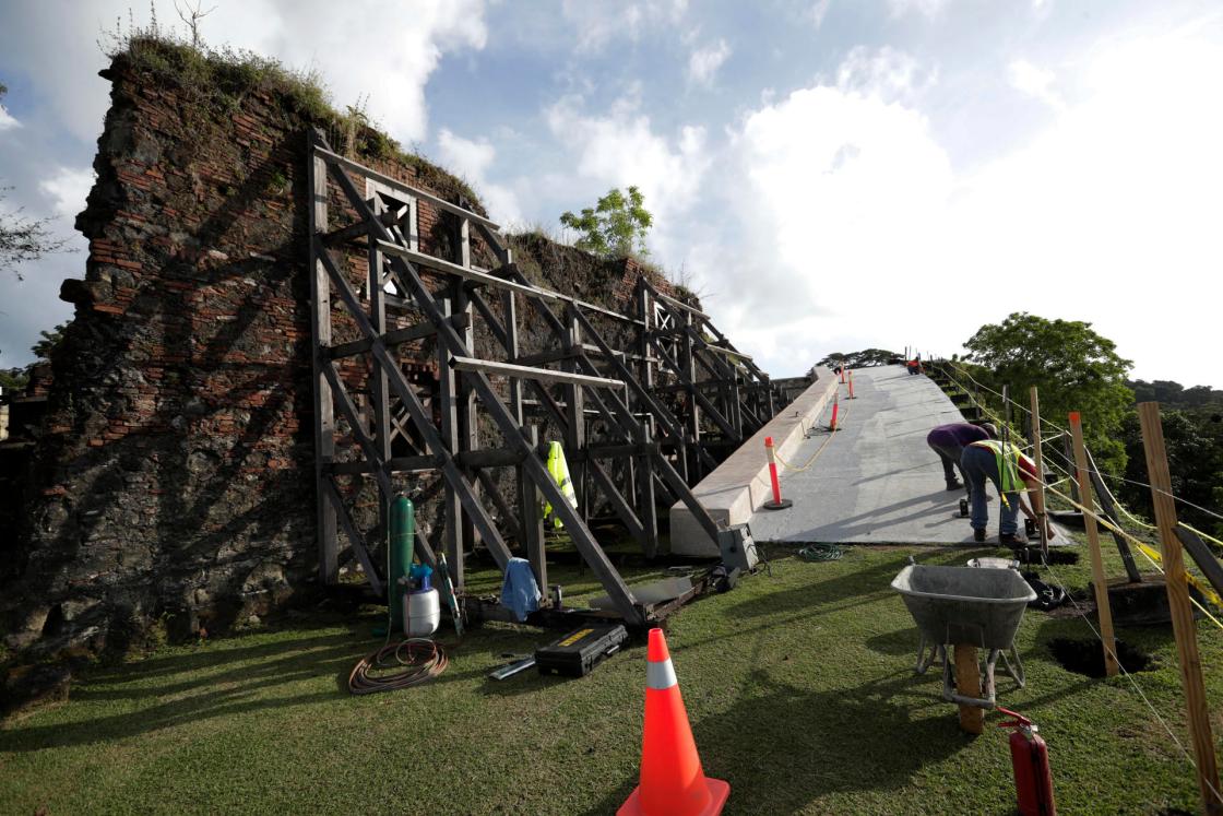 Men working at Fort San Lorenzo (Castillo de San Lorenzo el Real de Chagres) on December 14, 2022, in Portobelo, Colon (Panama). EFE/ Bienvenido Velasco 