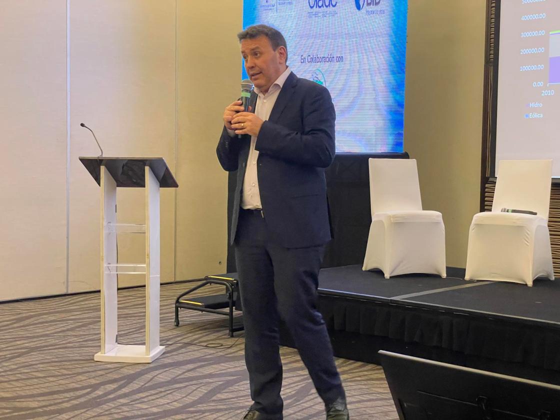 El secretario ejecutivo de la Olade, Alfonso Blanco, habla hoy durante una charla magistral en la última jornada de la VII Semana de la Energía, celebrada desde el lunes pasado, en Ciudad de Panamá (Panamá). EFE/ Ana De León 