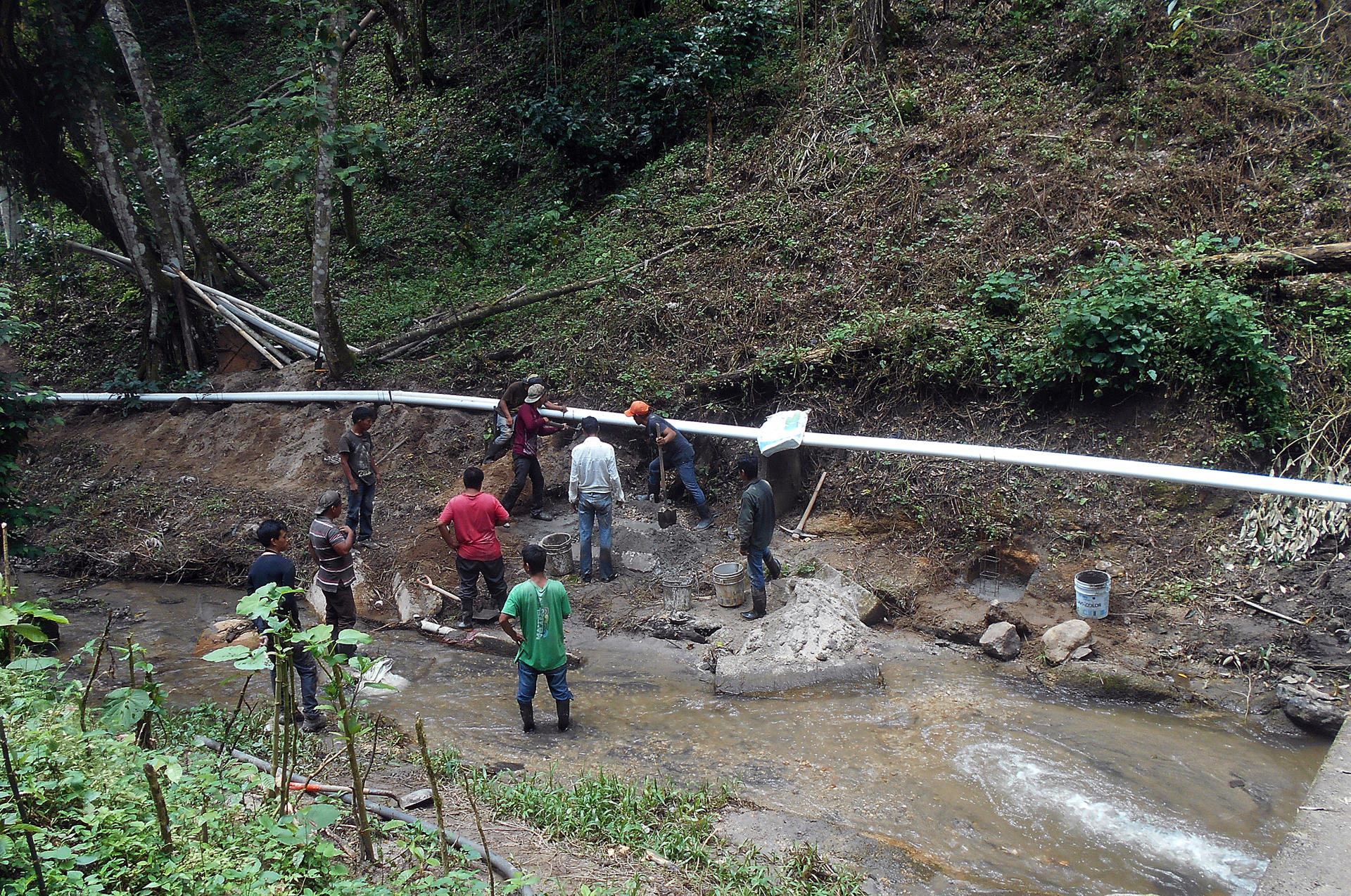 Photograph provided by UNDP showing people installing a hydraulic water network in the Argelia Altaluz municipality, Chiapas state (Mexico). EFE/UNDP/ EDITORIAL USE ONLY / ONLY AVAILABLE TO ILLUSTRATE THE ACCOMPANYING NEWS (MANDATORY CREDIT)