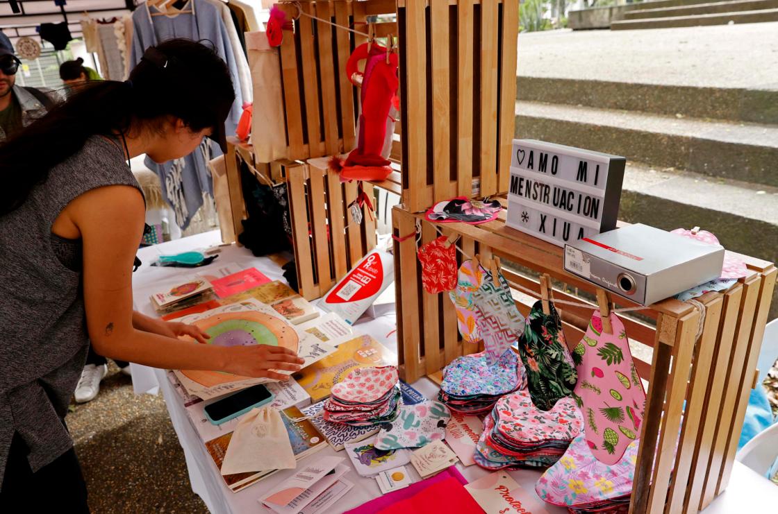 Fotografía de una campaña de cuidado menstrual el 6 de diciembre de 2022, en Bogotá (Colombia). EFE/ Mauricio Dueñas Castañeda