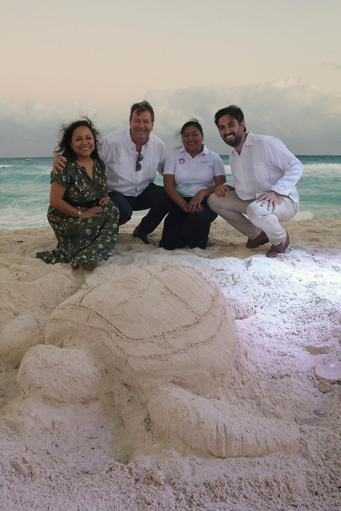 (i-d) La directora de responsabilidad Social Corporativa América, Alma Tesillos; el delegado de operaciones de Hoteles Riu en Cancún y Costa Mujeres, Ernest Ponette; la directora del área de manejo de recursos naturales de la dirección de ecología del municipio de Benito Juárez, Yanetti García y el director de Riu Palace Kukulcan, Javier González posan durante un acto protocolario ayer, en el balneario de Cancún, Quintana Roo (México). EFE/ Lourdes Cruz 