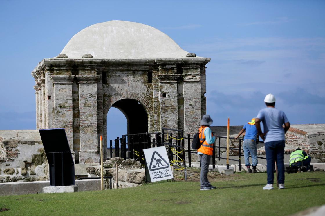 Workers at Fort San Lorenzo (Castillo de San Lorenzo el Real de Chagres) on December 14, 2022, in Portobelo, Colon (Panama). EFE/ Bienvenido Velasco 