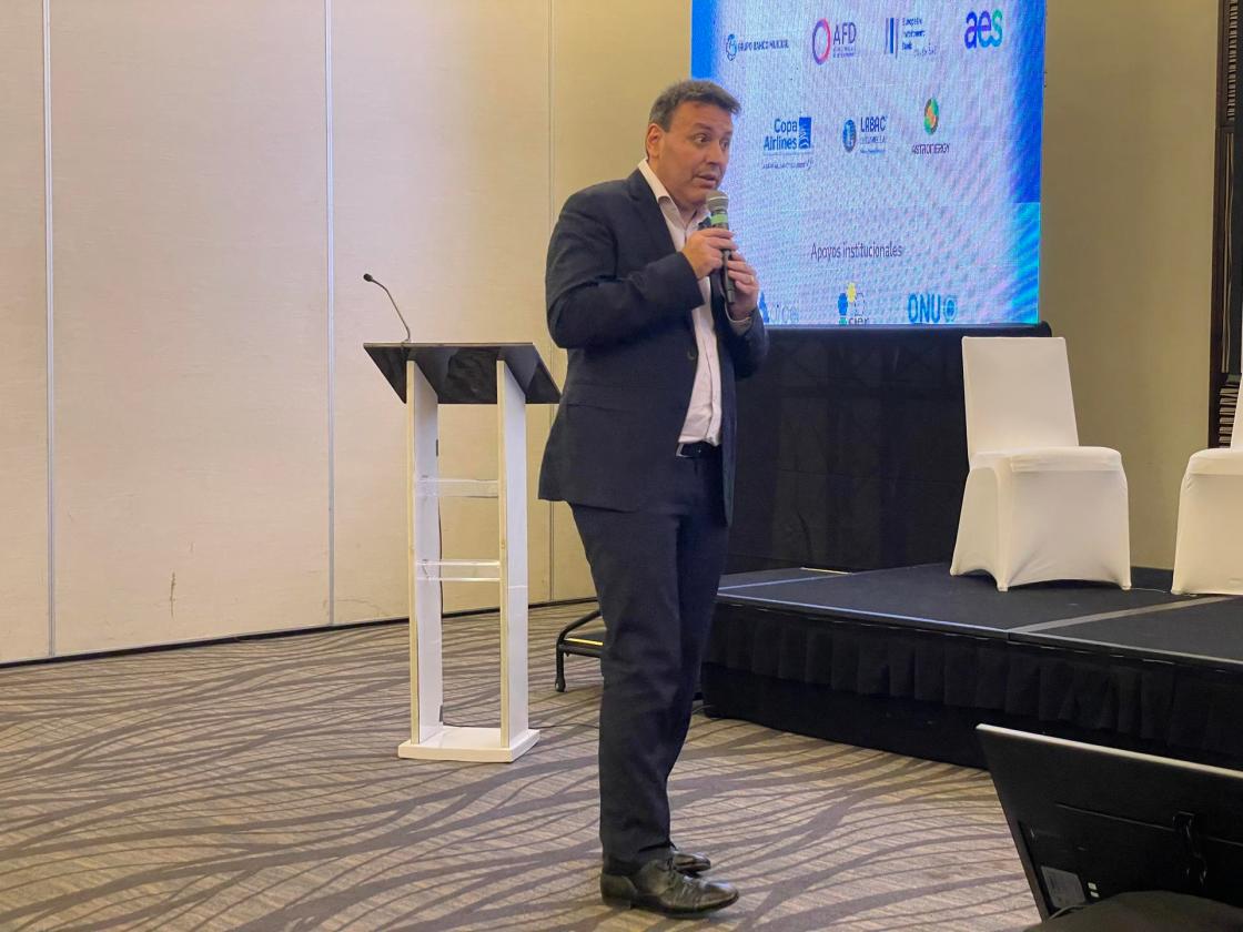 El secretario ejecutivo de la Olade, Alfonso Blanco, habla hoy durante una charla magistral en la última jornada de la VII Semana de la Energía, celebrada desde el lunes pasado, en Ciudad de Panamá (Panamá). EFE/ Ana De León